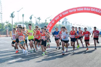 Các vận động viên tham gia Giải Việt dã - chạy Vũ trang truyền thống Báo Đà Nẵng lần thứ 28.