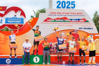 Ban tổ chức trao giải thưởng cá nhân chặng 10.