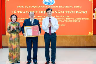 Đồng chí Nguyễn Duy Ngọc, Ủy viên Bộ Chính trị, Bí thư Trung ương Đảng, Chủ nhiệm Ủy ban Kiểm tra Trung ương trao tặng Huy hiệu 60 năm tuổi Đảng cho đồng chí Nguyễn Văn Chi.