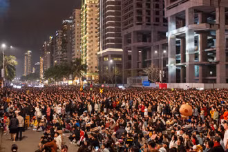 Người dân và du khách tham gia chương trình nghệ thuật Countdown - chào đón năm mới 2025 tại Công viên Biển Đông.