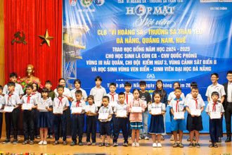 Quỹ Học bổng Vừ A Dính tổ chức trao 305 suất học bổng năm học 2024–2025 cho con em cán bộ, chiến sĩ.