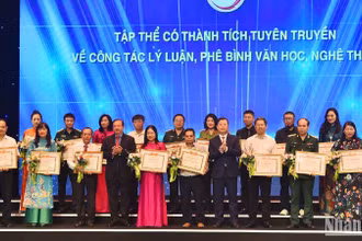 Các đơn vị có thành tích nổi bật trong hoạt động tuyên truyền cho công tác lý luận, phê bình văn học, nghệ thuật trong năm 2023. (Ảnh: THỦY NGUYÊN)