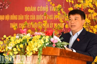 Đồng chí Y Thanh Hà Niê Kđăm, Chủ tịch Hội đồng Dân tộc của Quốc hội chúc Tết cán bộ, chiến sĩ Đồn Biên phòng Sêrêpốk.