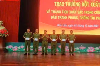 Lãnh đạo Công an tỉnh khen thưởng đột xuất cho tập thể Công an các huyện có thành tích trong đấu tranh phòng, chống tội phạm.