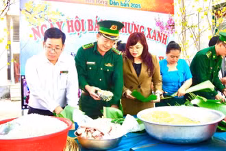 Cán bộ, chiến sĩ Biên phòng gói bánh chưng xanh tặng nhân dân xã biên giới Krông Na đón Tết.