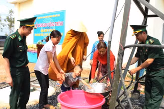 Giếng nước đưa vào hoạt động trong niềm vui mừng, phấn khởi của nhân dân thôn 2, xã biên giới Ia R'vê.