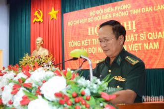 Đại tá Phạm Hữu Chiến, Bí thư Đảng ủy, Chính ủy Bộ đội Biên phòng tỉnh Đắk Lắk phát biểu tại Hội nghị.