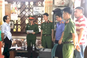 Cơ quan Cảnh sát điều tra Công an tỉnh Đắk Lắk thi hành lệnh khám xét nơi ở của ông Văn Đức Lư, nguyên Tổng Giám đốc Công ty Trách nhiệm hữu hạn một thành viên Cao su Đắk Lắk.