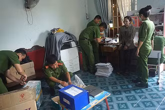 Khám xét nơi ở của 2 đối tượng, cơ quan Công an đã thu giữ nhiều tang vật, tài liệu có liên quan. 