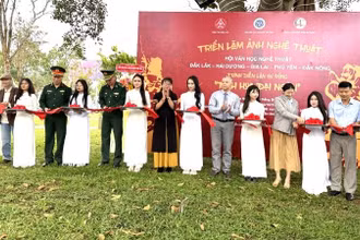 Các đại biểu cắt băng khai mạc triển lãm.