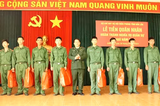Lãnh đạo Bộ đội Biên phòng tỉnh Đắk Lắk tặng quà quân nhân hoàn thành nghĩa vụ quân sự. Ảnh: Việt Đức