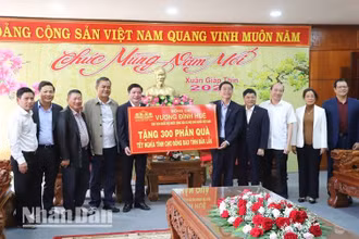 Thừa ủy quyền của Chủ tịch Quốc hội Vương Đình Huệ, đồng chí Bùi Văn Cường, Ủy viên Trung ương Đảng, Ủy viên Ủy ban Thường vụ Quốc hội, Tổng Thư ký, Chủ nhiệm Văn phòng Quốc hội đã trao tặng 300 suất quà Tết của Chủ tịch Quốc hội Vương Đình Huệ cho Tỉnh ủy Đắk Lắk để tặng cho đồng bào các dân tộc tỉnh Đắk Lắk. 