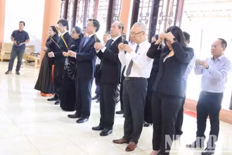 Các đồng chí lãnh đạo Tỉnh ủy, Hội đồng nhân dân, Ủy ban nhân dân, Ủy ban Mặt trận Tổ quốc Việt Nam tỉnh Đắk Lắk, Đoàn đại biểu Quốc hội tỉnh dâng hương tưởng nhớ Chủ tịch Hồ Chí Minh, đại tướng Võ Nguyên Giáp và các anh hùng liệt sĩ tại Đền thờ liệt sĩ tỉnh.
