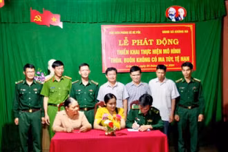 Đại diện Đồn Biên phòng Sê-rê-pốk, chính quyền địa phương và buôn Trí ký kết tham gia thực hiện mô hình “Thôn, buôn không có ma túy, tệ nạn”.