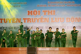 Hình ảnh những người lính Bộ đội Trường Sơn, thanh niên xung phong... tham gia chiến đấu, phục vụ chiến đấu trên đường Trường Sơn - đường Hồ Chí Minh được các Đội tuyên truyền lưu động tái hiện sinh động bằng các tiết mục nghệ thuật đặc sắc trên sân khấu. 