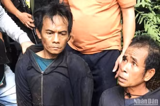 2 trong 3 đối tượng bị truy nã đặc biệt liên quan đến vụ “Khủng bố nhằm chống chính quyền nhân dân” tại Đắk Lắk vừa bị bắt khi đang lẩn trốn tại một quả đồi vắng xã Ea Ktur, huyện Cư Kuin.