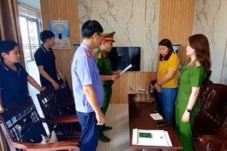 Lực lượng chức năng đọc quyết định tạm giữ hình sự đối tượng Hà Thị Thu Thủy (người mặc áo vàng).