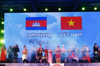 Tiết mục "Bài ca hữu nghị Việt Nam-Campuchia" do Đoàn ca múa dân tộc Đắk Lắk thể hiện.
