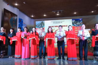 Các đại biểu cắt băng khai mạc trưng bày “Sắc màu văn hóa Đắk Lắk”.