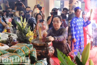Phó Bí thư Thường trực Tỉnh ủy, Chủ tịch Hội đồng nhân dân tỉnh Đắk Lắk Huỳnh Thị Chiến Hòa dâng hương tưởng nhớ các Vua Hùng.