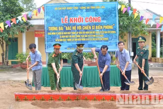Các đại biểu động thổ khởi công xây dựng tượng đài “Bác Hồ với chiến sĩ Biên phòng” tại Đồn Biên phòng Ea H'leo.