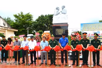 Đại diện các đơn vị cắt băng khánh thành tượng đài “Bác Hồ với chiến sĩ Biên phòng”. 