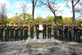 Lãnh đạo Bộ đội Biên phòng tỉnh Đắk Lắk tặng quà Ty Công an tỉnh Mondulkiri nhân dịp Tết cổ truyền của dân tộc Campuchia.