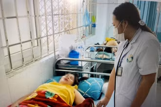 Các trường hợp nghi ngộ độc thực phẩm đang được điều trị tại cơ sở y tế. (Ảnh: CTV)