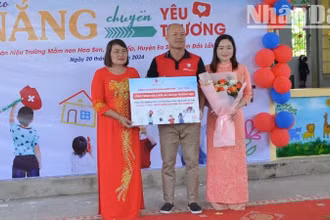 Đại diện Công ty Cổ phần 247Express trao biểu trưng công trình tặng phân hiệu Trường mầm non Hoa Sen tại xã Ia Lốp.