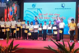 Lãnh đạo Hội Liên hiệp Phụ nữ tỉnh Đắk Lắk và Quỹ Bảo trợ trẻ em tỉnh Đắk Lắk tặng quà cho các cháu mồ côi.