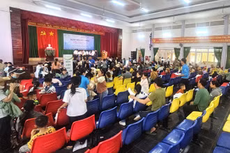 Đông đảo người dân trên địa bàn huyện Ea H'leo đến dự chương trình Ngày hội sức khỏe Ea H'leo để được khám bệnh và cấp thuốc miễn phí.