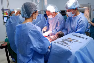 Ngày 14/4, các bác sĩ Bệnh viện đa khoa Thiện Hạnh, thành phố Buôn Ma Thuột, tỉnh Đắk Lắk và bệnh viện Từ Dũ Thành phố Hồ Chí Minh đã tiến hành ca mổ lấy thai để đón em bé thứ 125.000 chào đời. Em bé chào đời nhờ phương pháp thụ tinh trong ống nghiệm. 