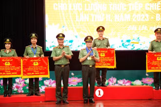 Ban Tổ chức giải trao giải Nhất, Nhì, Ba toàn đoàn cho các đơn vị có thành tích xuất sắc.