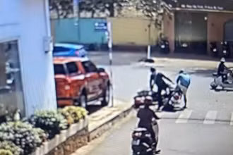 Vụ va chạm giữa xe mô tô của ông Võ Trần Hoàng Quốc Trung và xe mô-tô do hai thanh niên điều khiển. Ảnh chụp từ clip.
