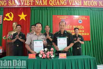Lãnh đạo Cục Thi hành án dân sự tỉnh Đắk Lắk và Đồn Biên phòng Ia Rvê ký kết giao ước kết nghĩa.