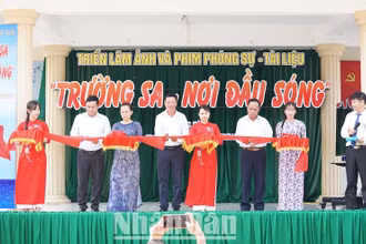 Nhà báo Nguyễn Quốc Hưng và lãnh đạo huyện Ea Súp cắt băng khai mạc triển lãm.