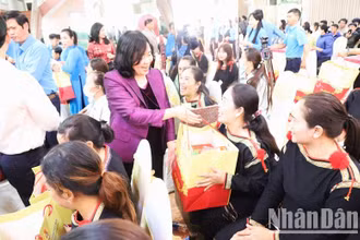 Đồng chí Bùi Thị Minh Hoài, Bí thư Trung ương Đảng, Trưởng Ban Dân vận Trung ương trao tặng quà Tết cho các công nhân, lao động nghèo tỉnh Đắk Lắk.