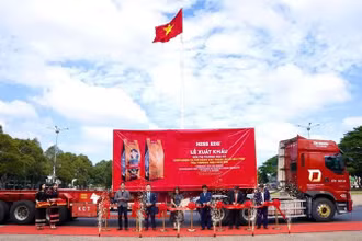 Lãnh đạo Sở Công thương tỉnh Đắk Lắk và các doanh nghiệp cắt băng xuất khẩu container cà-phê rang xay thành phẩm đầu tiên của thương hiệu MISS EDE sang thị trường Hoa Kỳ. 