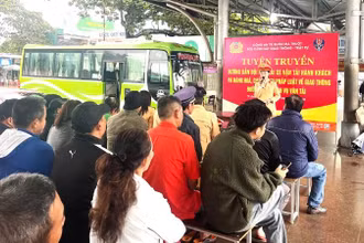 Cán bộ Đội cảnh sát giao thông-trật tự Công an thành phố Buôn Ma Thuột tuyên truyền, hướng dẫn các lái xe vận tải hành khách và hàng hóa chấp hành pháp luật về an toàn giao thông.