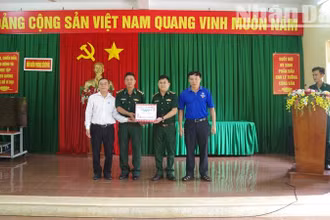 Đại diện Sở Giáo dục và Đào tạo tỉnh Đắk Lắk tặng quà cán bộ, chiến sĩ Đồn Biên phòng Sêrêpốk.