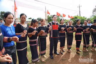 Bí thư Tỉnh ủy Đắk Lắk Nguyễn Đình Trung múa xoang cùng bà con buôn Kri.