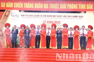 Các đại biểu cắt băng khai mạc hội chợ.