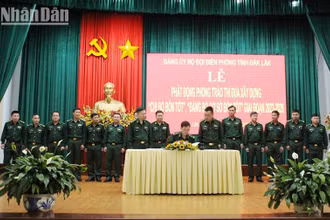 Đại diện các chi bộ, đảng bộ cơ sở ký kết thi đua xây dựng “chi bộ bốn tốt”, “đảng bộ cơ sở bốn tốt”.