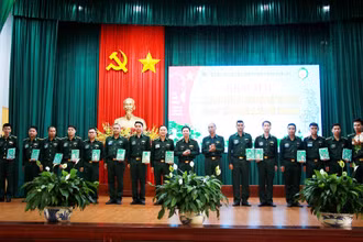 Lãnh đạo Bộ Chỉ huy Bộ đội Biên phòng tỉnh Đắk Lắk tặng quà lưu niệm cho các thí sinh tham gia hội thi. (Ảnh: NGỌC LÂN)