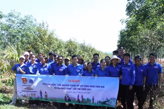 Các đoàn viên, thanh niên tại buổi ra quân số hóa cây sầu riêng trên địa bàn xã Cư Kbô, huyện Krông Búk trong ngày 17/3.