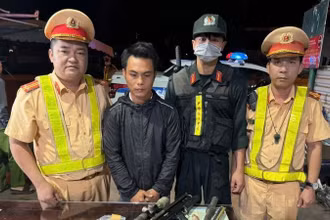 Đối tượng Vũ Xuân Hoàng và tang vật bị bắt giữ.