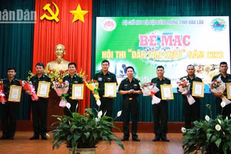 Đại tá Đỗ Quang Thấm, Phó Chính ủy Bộ đội Biên phòng tỉnh Đắk Lắk trao giải cho các đơn vị đoạt giải tại Hội thi.