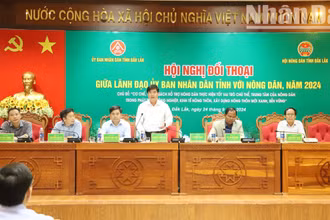 Phó Chủ tịch Ủy ban nhân dân tỉnh Đắk Lắk Nguyễn Thiên Văn và lãnh đạo các sở, ngành chủ trì hội nghị đối thoại.