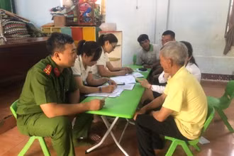 Lực lượng Công an ở Đắk Lắk tuyên truyền, vận động nhân dân nâng cao cảnh giác trước tình hình nhiều đối tượng giả danh công an tỉnh gọi điện để lừa đảo chiếm đoạt tài sản.