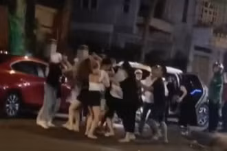 Do mâu thuẫn trên bàn nhậu nên một số cô gái đã lao vào đánh nhau gây náo loạn cả khu phố vào tối 6/6 tại thành phố Buôn Ma Thuột. 